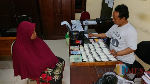 Tersangka penjual pil koplo.