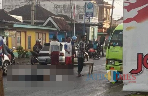 Jenasah Ari Bustomi sesaat sebelum dievakuasi ke kamar mayat RSSA Malang, Kecamatan Pakisaji (Foto : Pos Lantas Polsek Kepanjen for MalangTIMES)