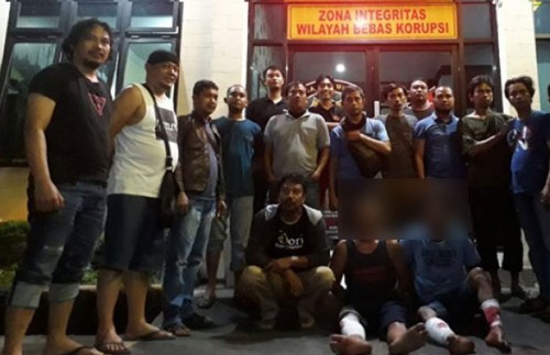 Kedua tersangka kasus pencurian dengan modus ban kempes yang terpaksa ditembak kedua kakinya karena melawan saat diamankan, Kabupaten Malang (Foto : Istimewa)