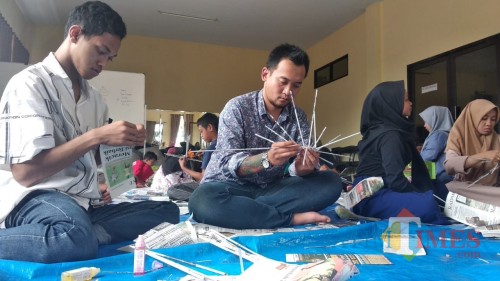 Anak-anak jalanan dibekali keterampilan membuat kerajinan oleh Dinsos Kota Malang. (Foto: Nurlayla Ratri/MalangTIMES)