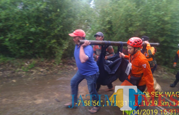 Petugas gabungan saat mengevakuasi jasad Sudarwanto dan Eko Saputro, korban yang meninggal saat berkunjung ke wisata coban glotak, Kecamatan Wagir (Foto : istimewa)