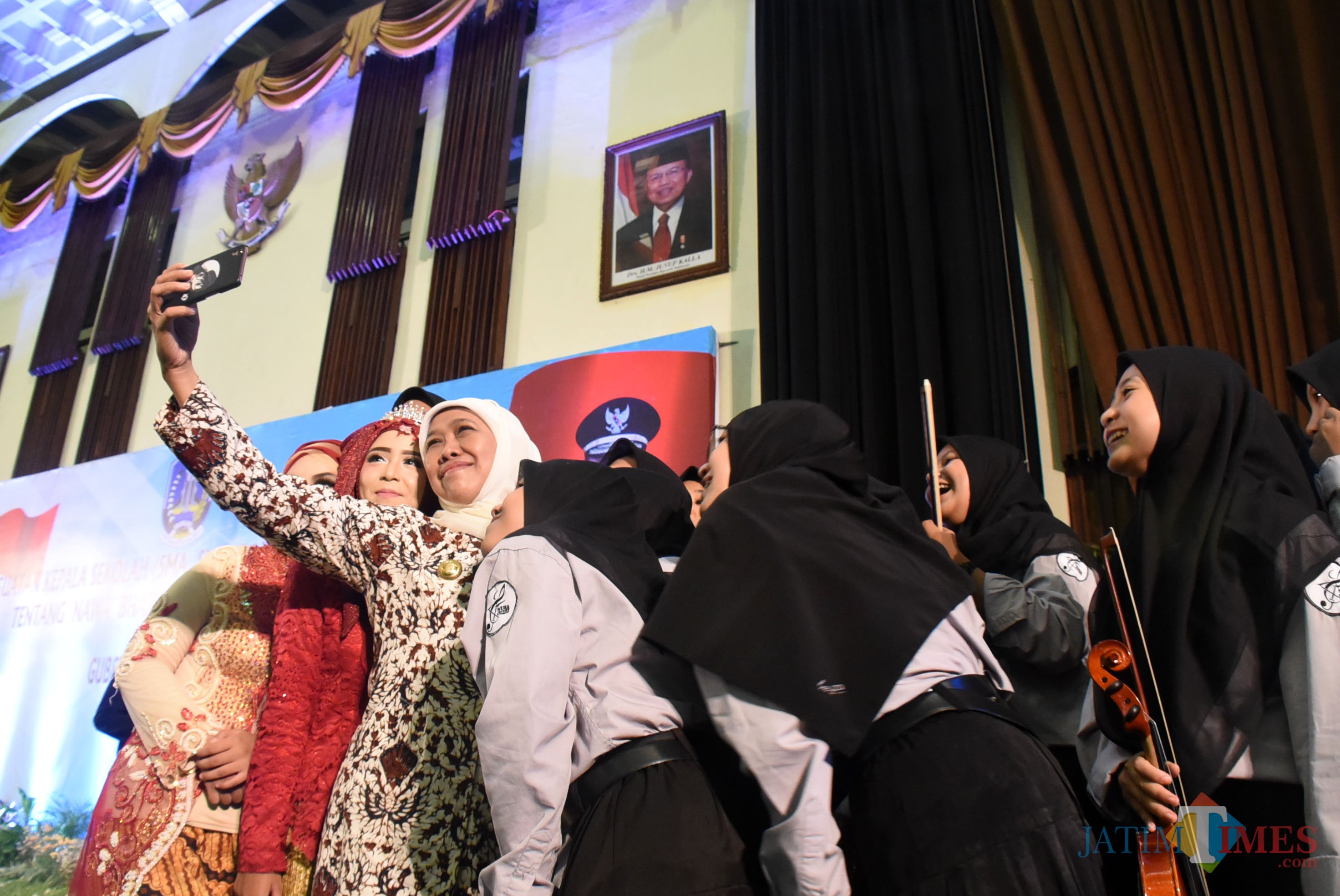 Gubernur Khofifah saat memimpin penguatan kepala sekolah (SMA, SMK, dan SLB) se-Jawa Timur.