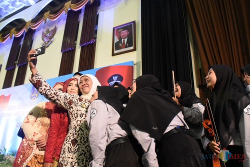 Gubernur Khofifah saat memimpin penguatan kepala sekolah (SMA, SMK, dan SLB) se-Jawa Timur.