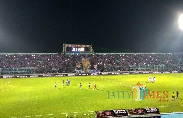 Ilustrasi pertandingan Arema vs Persebaya (Doc MalangTIMES)
