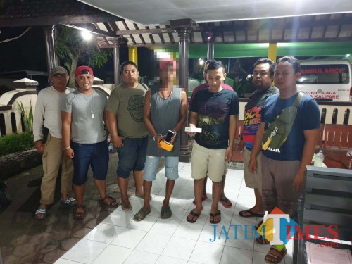 Teguh Supriadi dan Malik Tri Santoso (tengah), tersangka kasus penadah barang hasil curian saat diamankan polisi. (Foto : Humas Polres Malang for MalangTIMES)