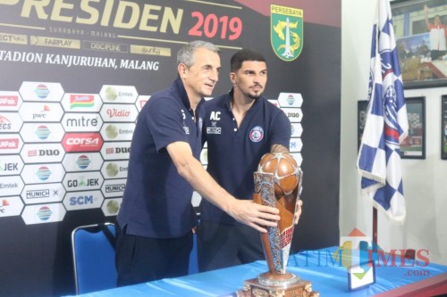 Milomir Seslija dan Arthur Cunha ketika memegang trophy Piala Presiden 2019 (Hendra Saputra)