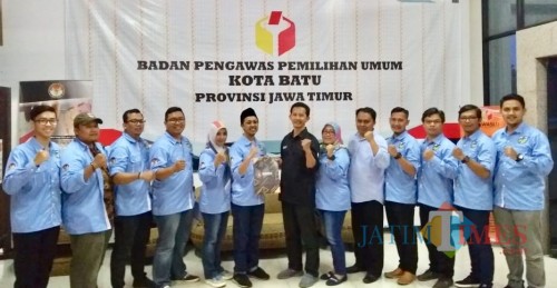 Penyerahan MoU KNPI Kota Batu kepada Bawaslu Kota Batu terkait keterlibatan pemuda dalam pengawasan partisipatif dalam ajang pemilu 2019 di kantor Bawalu Kota Batu, Kamis (11/4/2019). (Foto: istimewa)