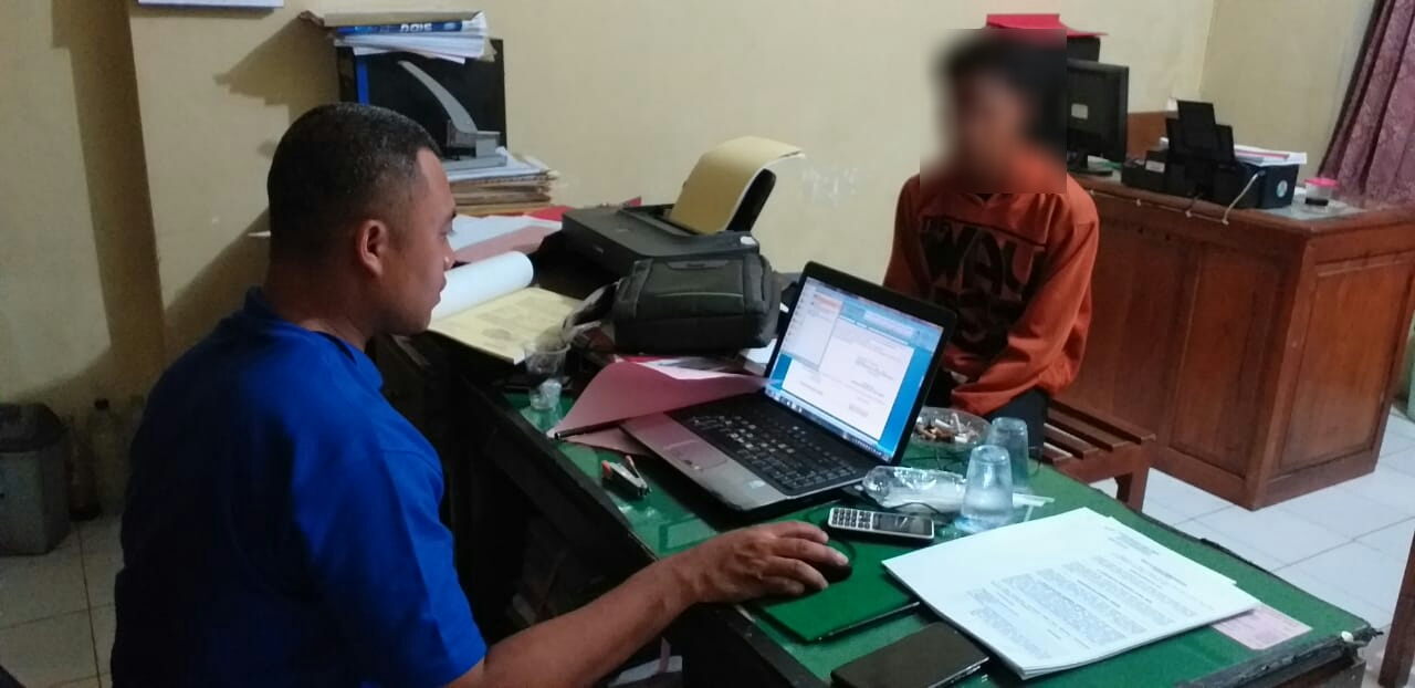 Petugas sedang meminta keterangan tersangka