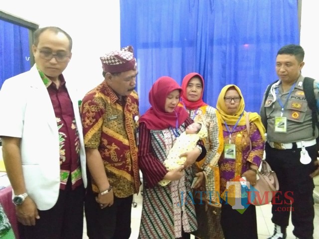 Situasi penyerahan bayi temuan dari RSUD Genteng kepada jadinsos dan oleh Kadinsos diserahkan kepada Dinsos PSAB Jatim, Kamis (11/4/19).