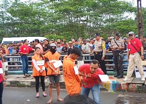 Situasi saat reka ulang adegan kasus pengeroyokan DNA pembunuhan di Gadang (Anggara Sudiongko/MalangTIMES)