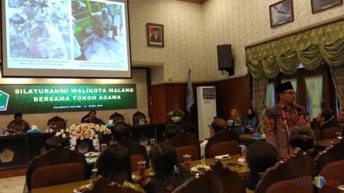 Wali Kota Malang Sutiaji (tengah) saat memberikan paparan di dalam acara Silahturahmi Bersama Tokoh Agama dan Masyarakat. (Foto: Nurlayla Ratri/MalangTIMES)