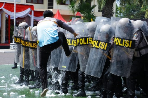 Salah satu massa saat menyerang petugas dalam Sispamkota di Polres Batu, Kamis (11/4/2019). (Foto: istimewa)