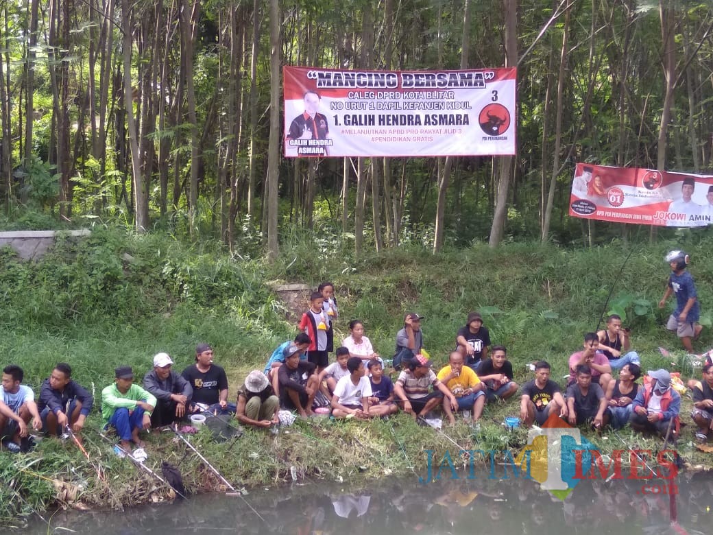 Kemeriahan mancing bareng Relawan Jokowi dan Mas Galih.(Foto : Team BlitarTIMES)