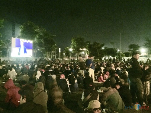 Suasana nobar di halaman Balai Kota Among Tani, Jumat (12/4/2019). (Foto: Irsya Richa/MalangTIMES)