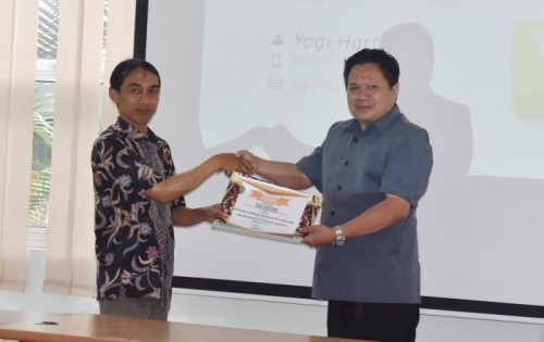 Ketua Jurusan PSI UIN Malang Amin Hariyadi saat memberikan cendera mata kepada Kepala Digital Arsip Yogi Hartono CNN Indonesia. (Foto: Humas)