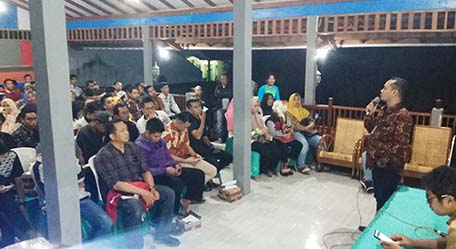 Ketua Panwascam Glagah Viky Sujatmiko sedang memberikan materi kepada pengawas TPS.