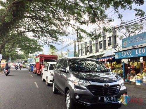 Kondisi kemacetan di Jl Ir Soekarno Kecamatan Junrejo, Kota Batu. (Foto: Irsya Richa/MalangTIMES)