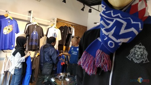Para pembeli memburu atribut Arema jelang laga final Piala Presiden 2019. (Foto: Nurlayla Ratri/MalangTIMES)