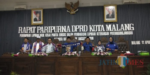 Unsur pimpinan di Kota Malang kenakan atribut Arema dalam Sidang Paripurna, Jumat (12/4/2029) (Pipit Anggraeni/MalangTIMES).