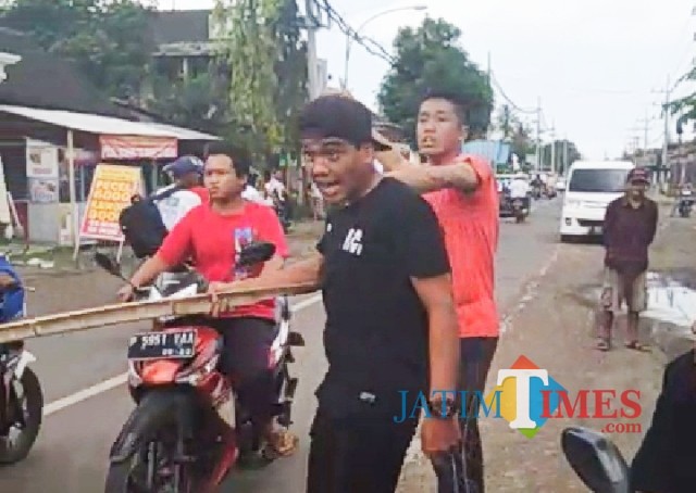 Dua pemuda berkaos merah dan hitam yang diduga melakukan provokasi, hingga kini belum diketahui indentitasnya