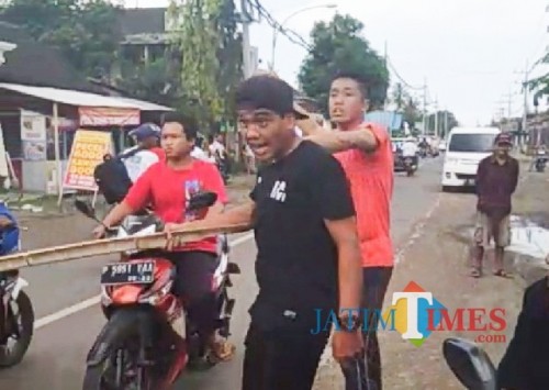 Dua pemuda berkaos merah dan hitam yang diduga melakukan provokasi, hingga kini belum diketahui indentitasnya