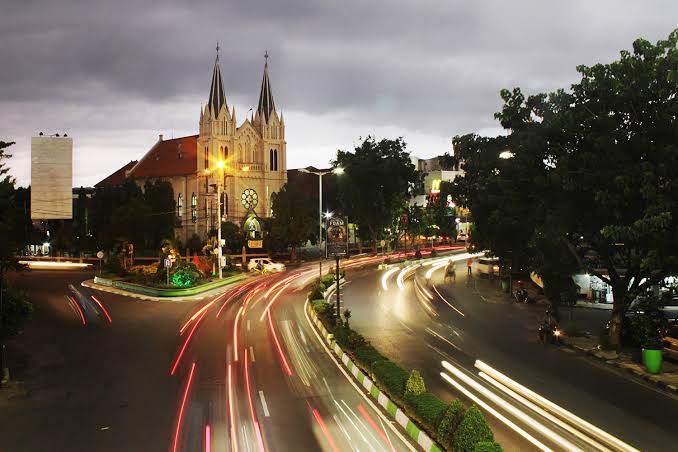 Keindahan kawasan Kayutangan di malam hari (ulinulin.com).