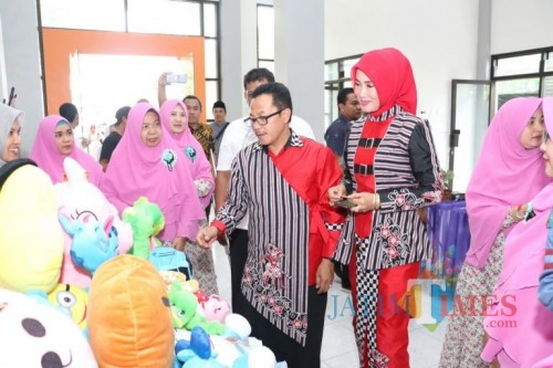 Ketua TP PKK Kota Malang Widayati bersama Wali Kota Malang Sutiaji saat meninjau hasil kerajinan UMKM binaan. (Foto: Dokumen MalangTIMES)