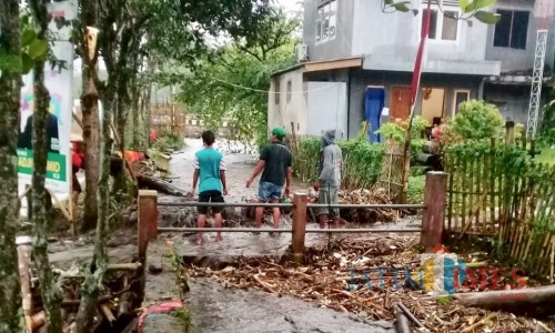 Kondisi saluran air sungai yang tersumbat sampah di Kota Batu, Sabtu (13/4/2019). (Foto: Istimewa)