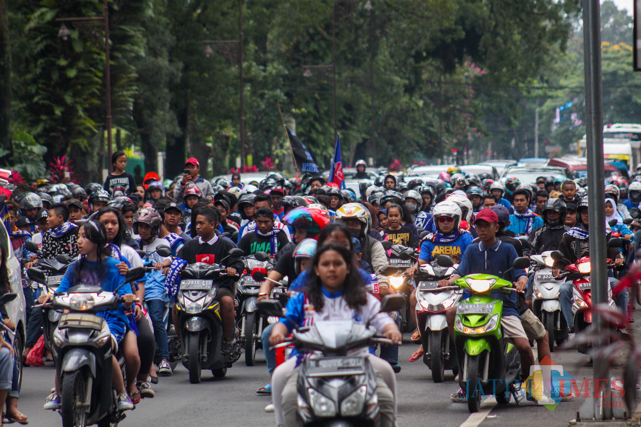 Para Aremania dan Aremanita yang konvoi melintas dari arah simpang balapan menuju jalan ijen (Luqmanul Hakim/Malang Times)