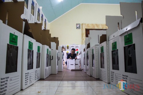 Pengemasan logistik yang dilakukan oleh PPK kecamatan Klojen Kota Malang (Luqmanul Hakim/Malang times)