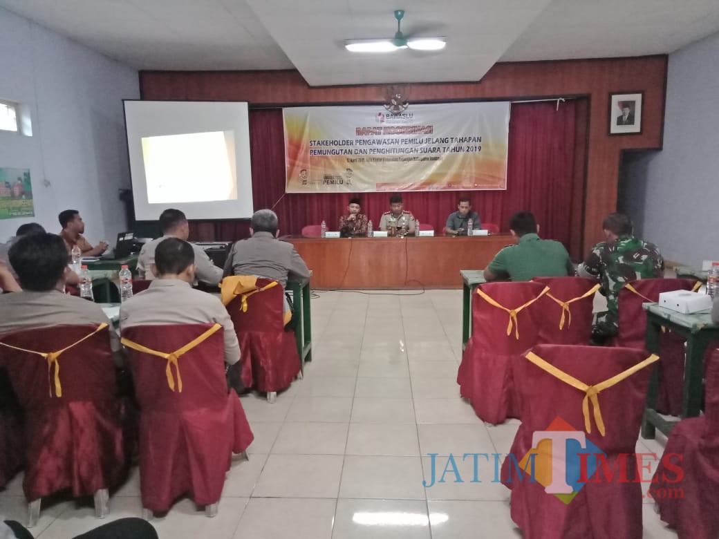 Suasana rakor stakeholder yang dilakukan oleh Bawaslu Kabupaten Jombang jelang tahapan pemungutan suara. (Foto : Adi Rosul / JombangTIMES)