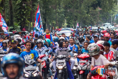 Supporter Arema pada saat berkonvoi di jalanan Kota Malang (Luqmanul Hakim/Malang Times)