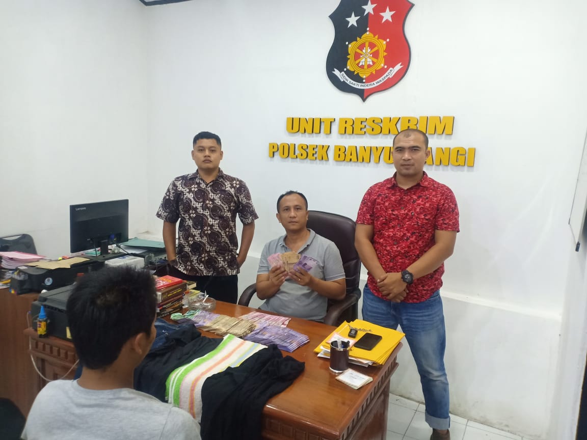 Tersangka sedang diinterogasi petugas Polsek Banyuwangi