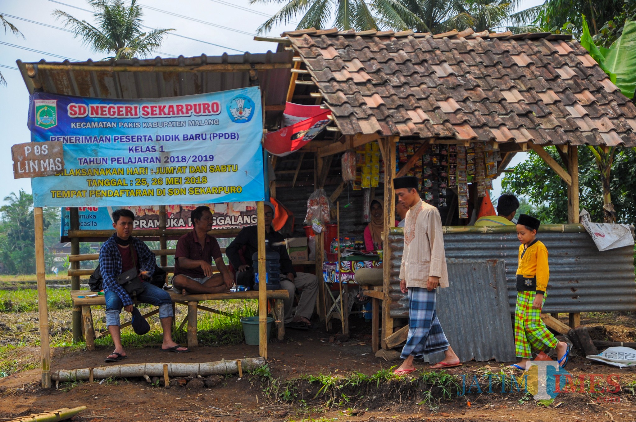Warung milik Lianah warga dusun sekaran yang berlokasi di luar area situs Sekaran (Luqmanul Hakim/Malang Times)