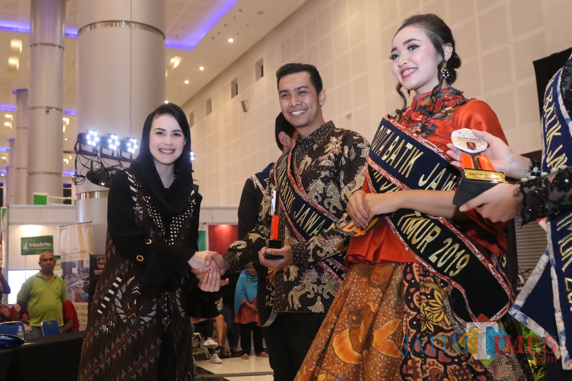 Arumi Bachsin saat menghadiri pemilihan Duta Batik Jawa Timur 2019 di Grand City, Surabaya, Sabtu (13/4) malam.