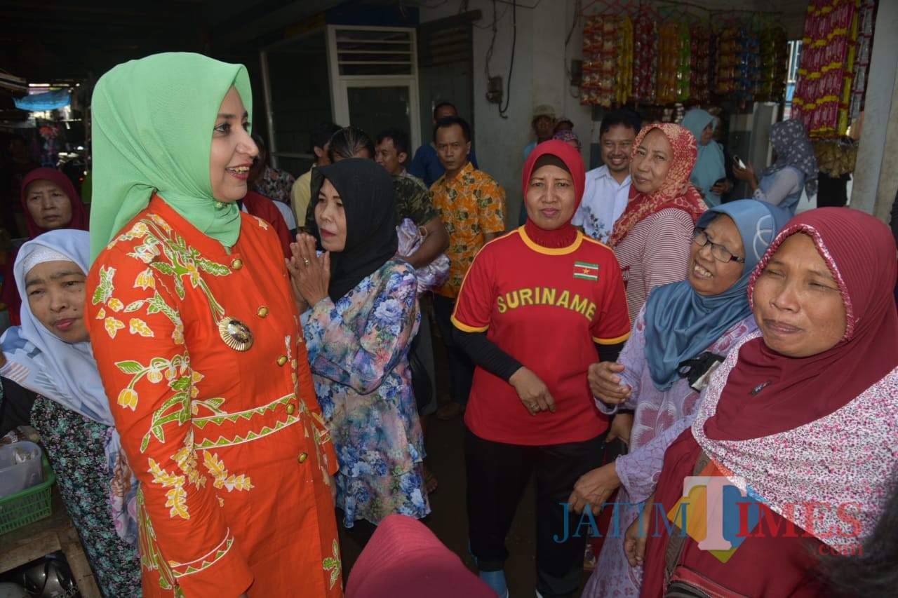 Bupati Jember dr. Hj. Faida MMR berdialog dengan pedagang disela-sela kunjungan kerjanya (foto : istimewa / Jatim TIMES)