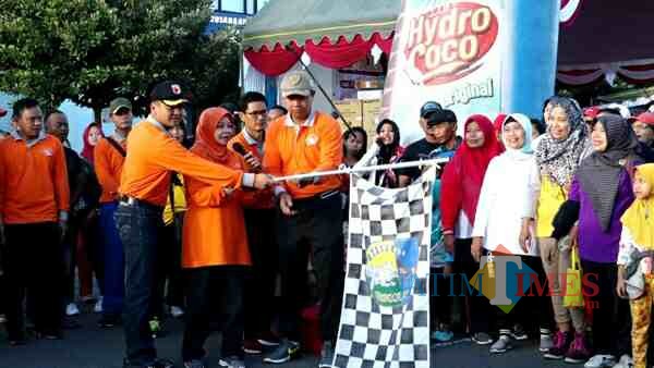 Bupati Kediri Hj Haryanti Sutrisno memberangkatkan para peserta jalan sehat. (eko Arif s /JatimTimes)