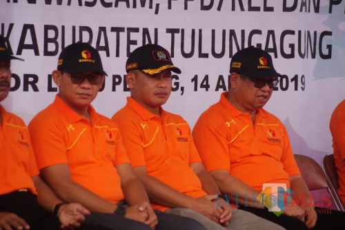 Kapolres Tulungagung, AKBP Tofik Sukendar (kiri, berkacamata) (foto : joko pramono/jatimtimes)