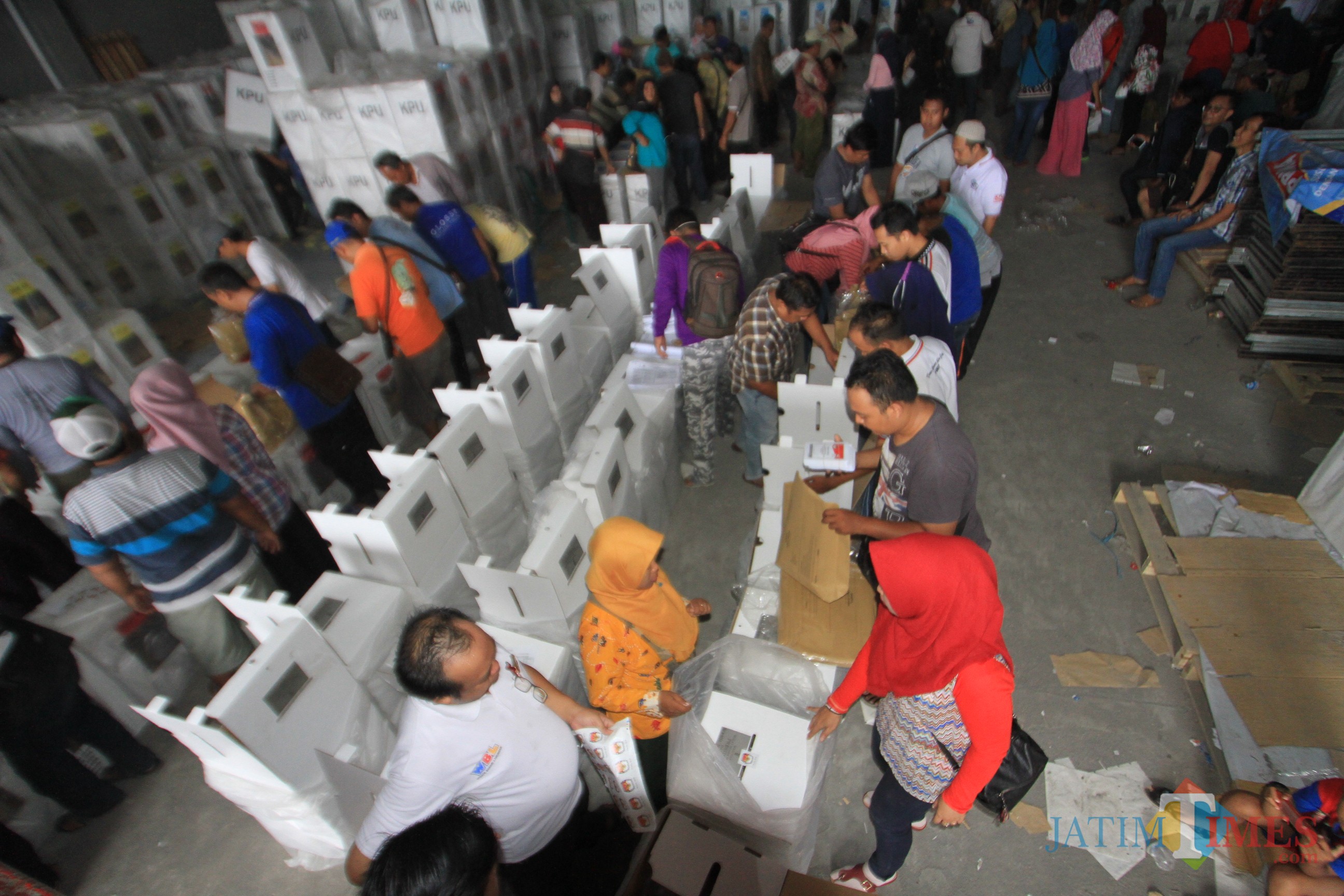 Kesibukan di gudang KPU, sejunlah KPPS sibuk memasukkan keperluan pencoblosan ke kotak suara sebelum disegel (Agus Salam/Jatim TIMES)