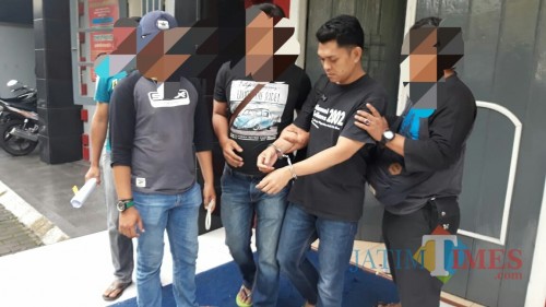 Nopian, di borgol tangannya untuk menjalani proses hukum di Mapolres Tulungagung / Foto : Dokpol / Tulungagung TIMES