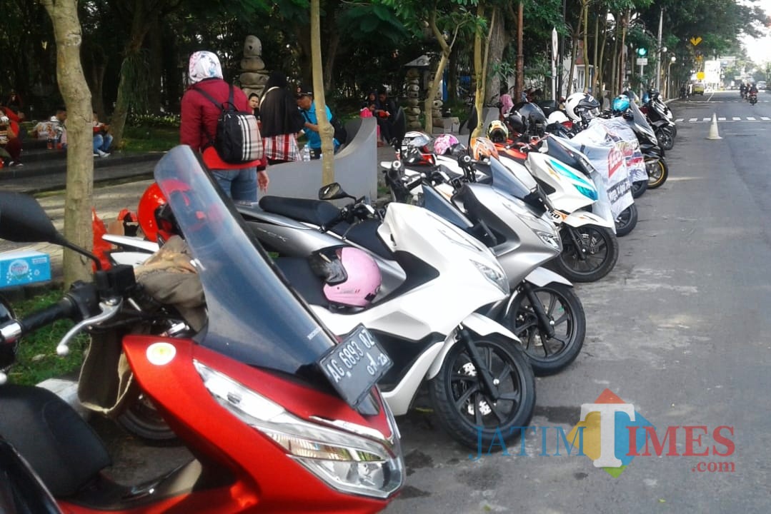 PCX Exclusive Touring ketika berhenti sejenak untuk berfoto di Hutan Koto Joyoboyo Kota Kediri. (Foto: B. Setioko/JatimTIMES)