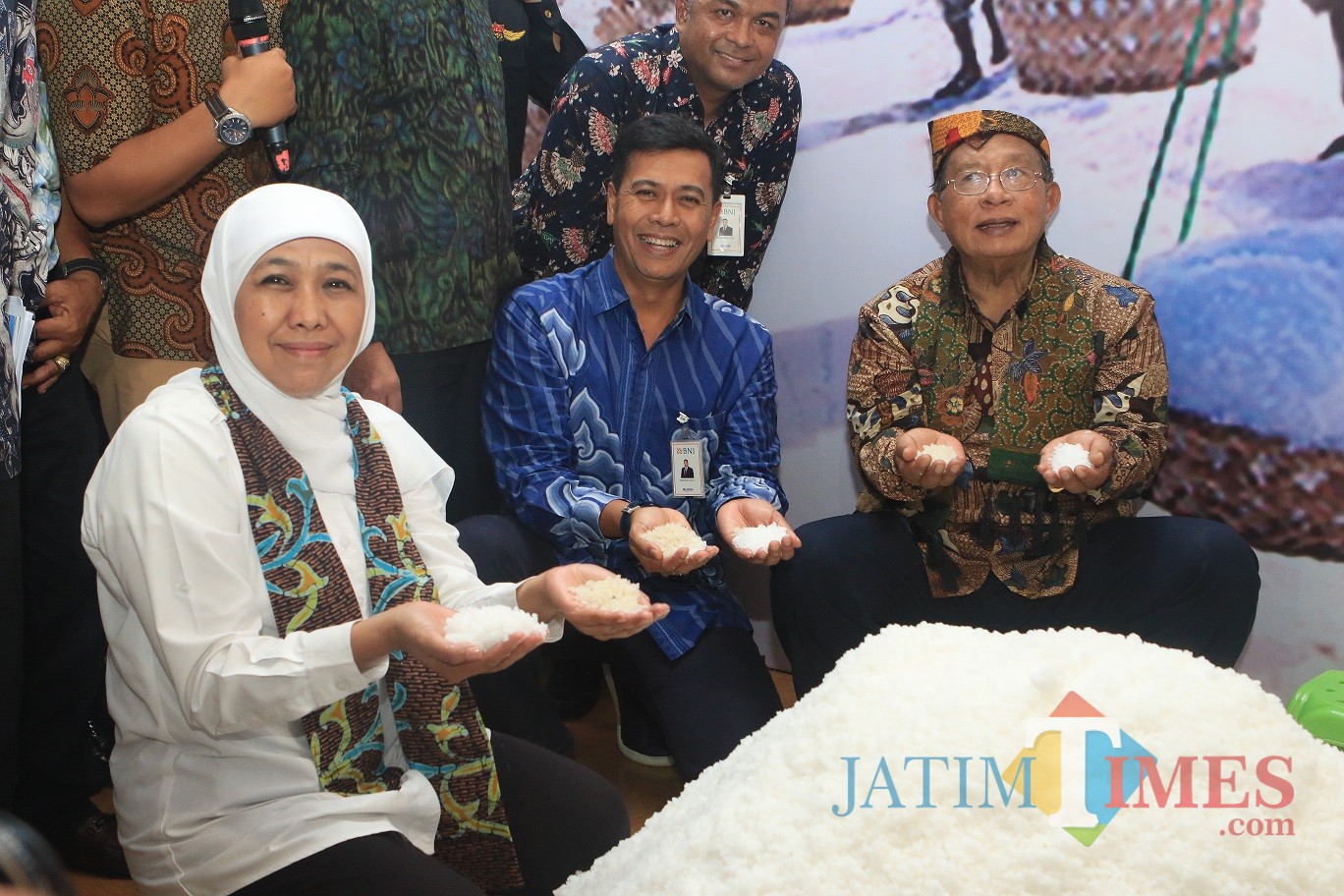 Gubernur Jatim Khofifah Indar Parawansa dalam penyaluran KUR Garam Rakyat di Lapangan Bunder, Kecamatan Pademawu, Kabupaten Pamekasan, Sabtu (13/4).