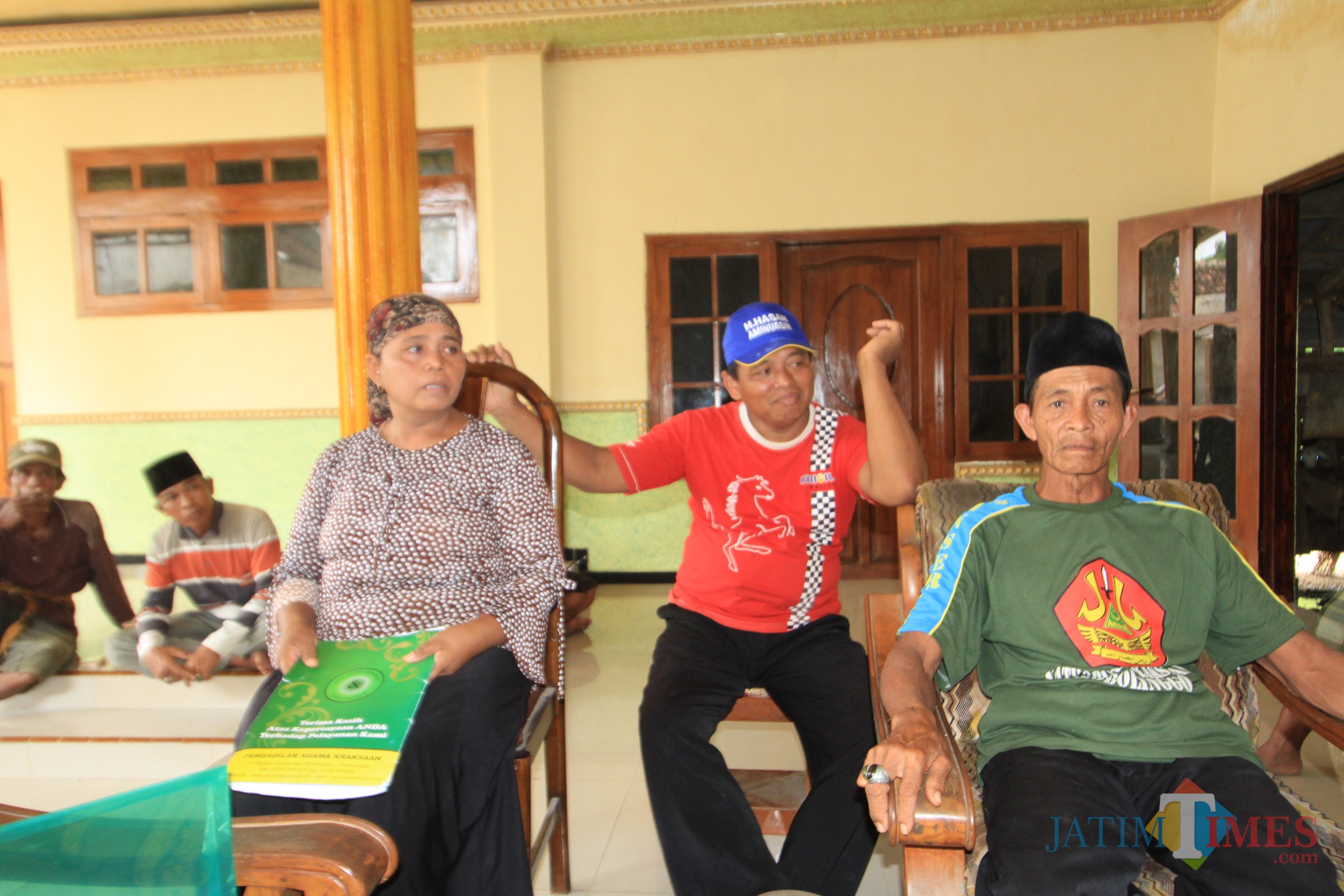 Sapu bersama dua saudara kandungnya saat menjelaskan kasusnya ke sejumlah wartawan (Agus Salam/Jatim TIMES)