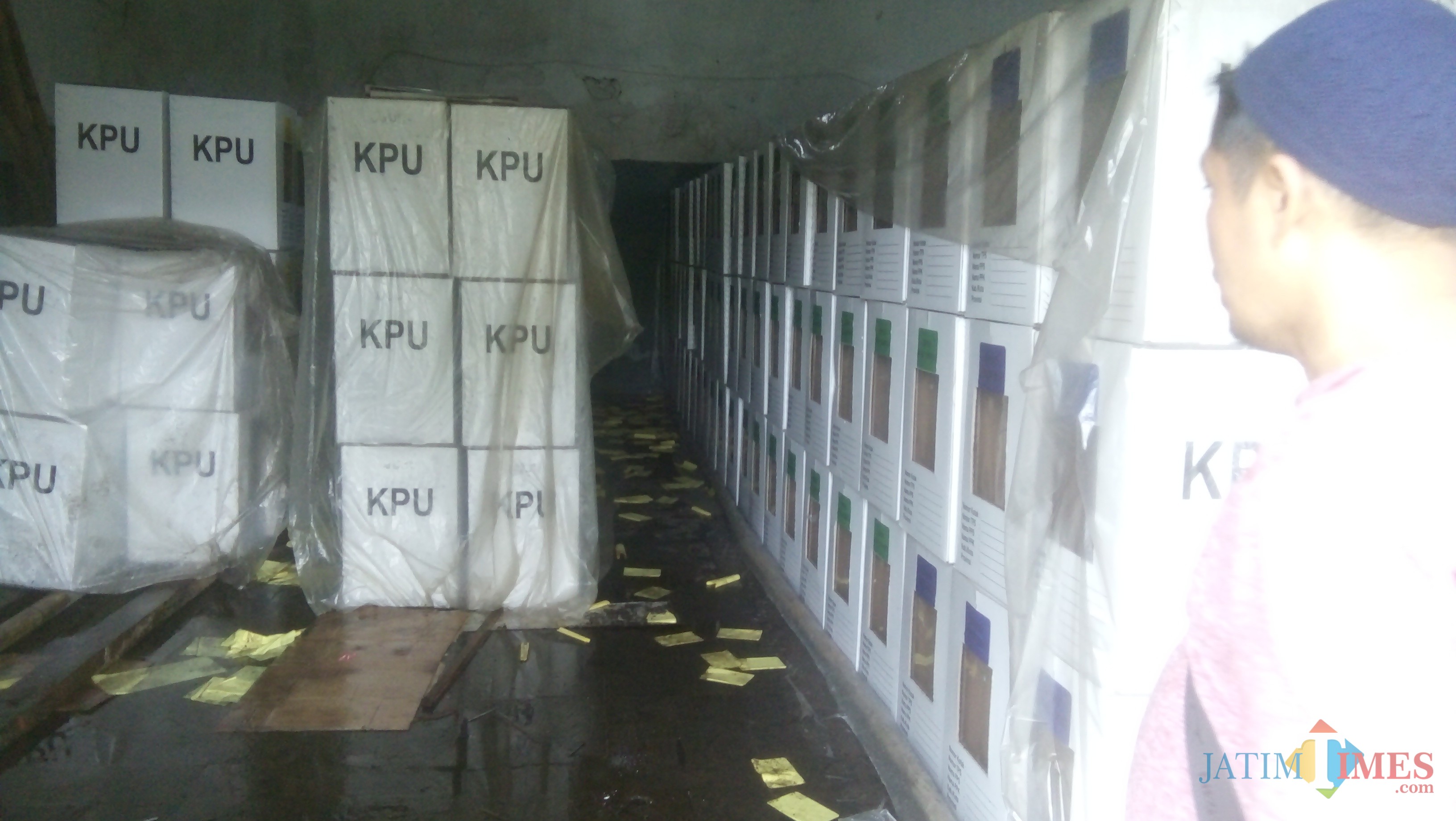 Tumpukan kotak suara di gudang penyimpanan PPK Sumberbaru yang ditutup dengan plastik dikarenakan atap gedung bocor (foto : Moh. Ali Makrus / Jatim TIMES)