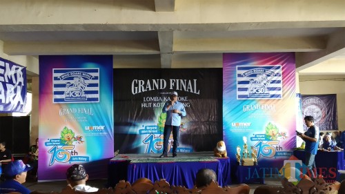 Wakil Wali Kota Malang Sofyan Edi Jarwoko saat memberikan sambutan dan menyanyikan sebuah lagu dalam kegiatan grand final lomba karaoke HUT Kota Malang.(Pipit Anggraeni/MalangTIMES).