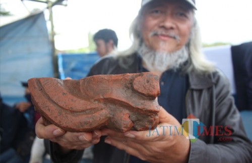 Bata ukir yang ditemukan pengunjung yang diduga bagian dari situs (Luqmanul Hakim/Malang Times)