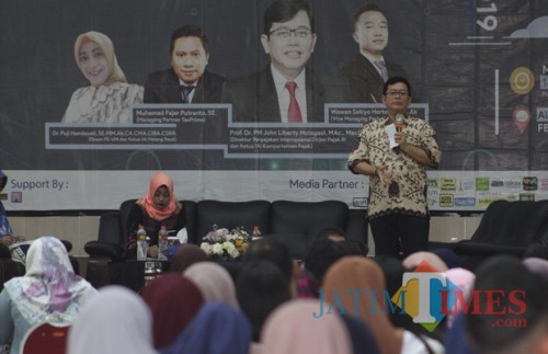 Direktur Perpajakan Internasional Dirjen Pajak RI dan ketua IAI Kompartemen Pajak John Liberty Hutagol saat memberikan materi terkait perpajakan (Luqmanul Hakim/Malang Times)