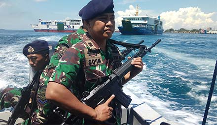 Anggota TNI AL Banyuwangi melakukan patroli di sekitar Selat Bali, Senin pagi.