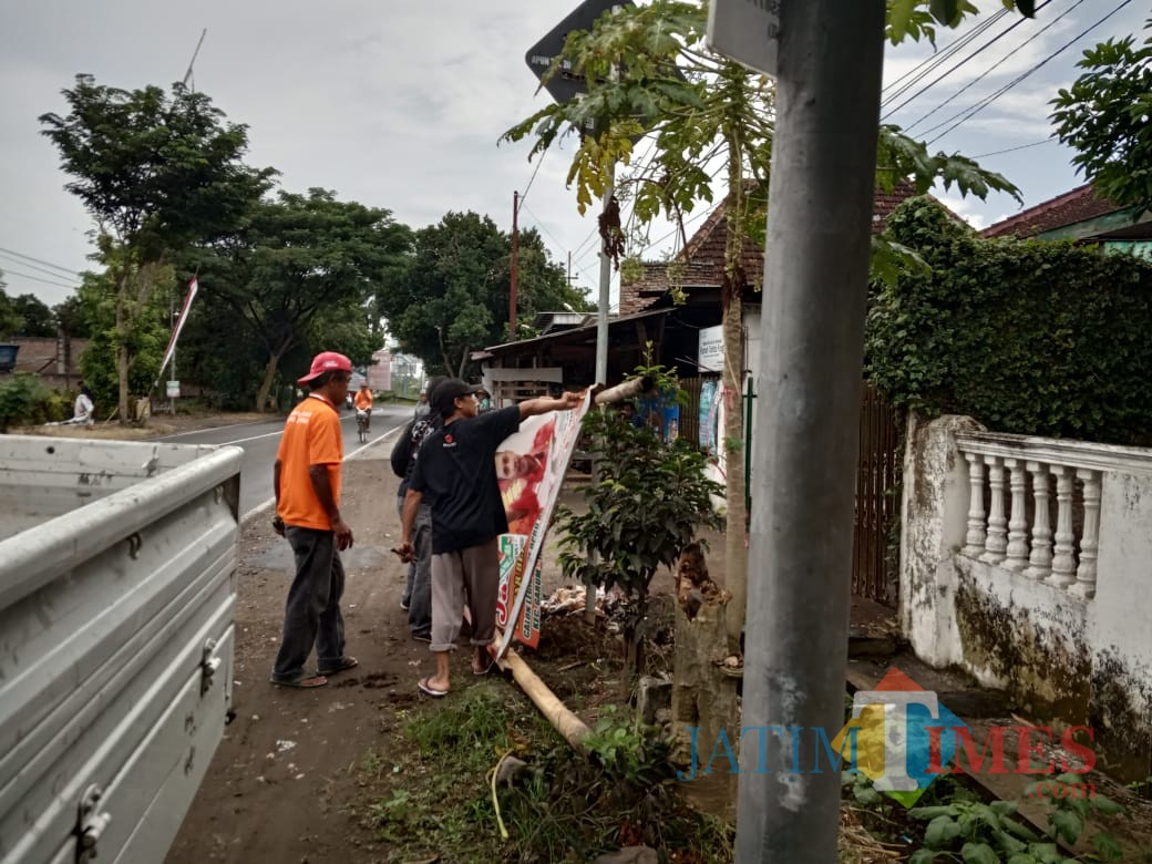 Bawaslu Kab Blitar melepas APK yang masih terpasang di masa tenang.
