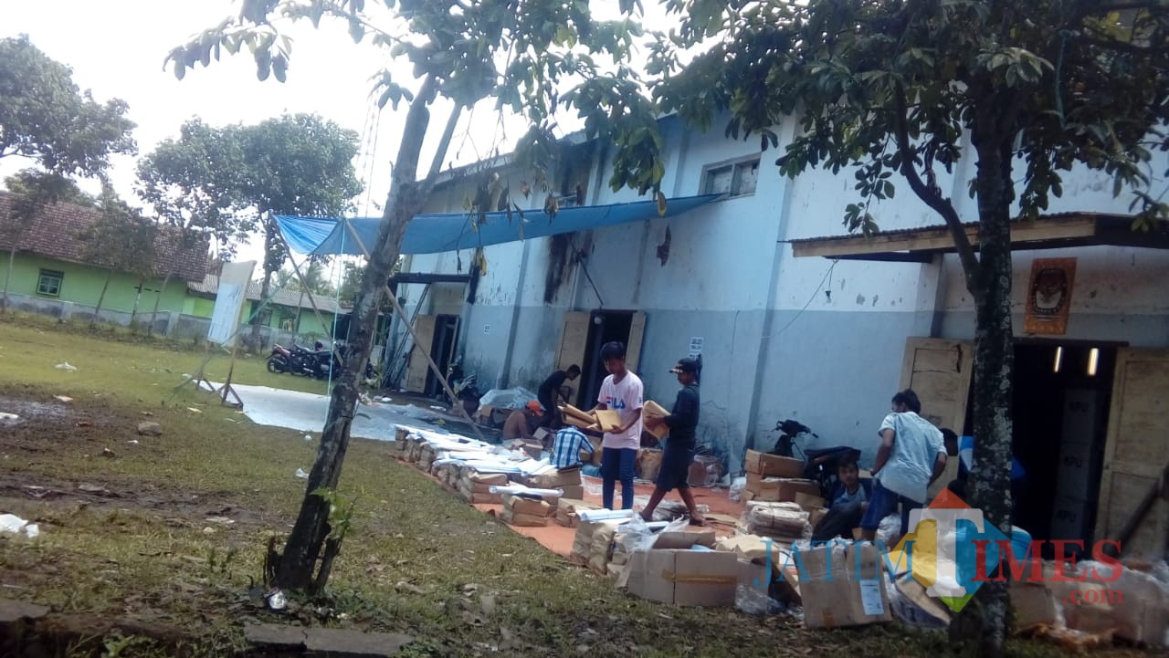 Beberapa petugas PPK Kecamatan Sumberbaru saat menjemur beberapa logistik Pemilu 2019. (foto : istimewa / Jatim TIMES)